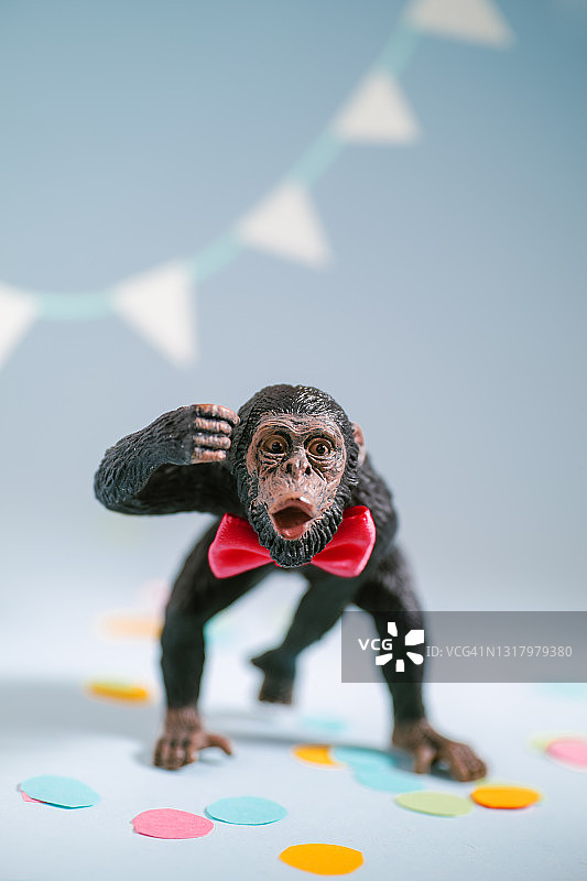 系着蝴蝶结的玩具黑猩猩趣味图片图片素材