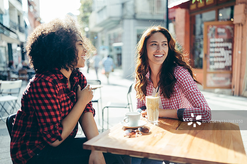 在路边咖啡馆的年轻女性图片素材