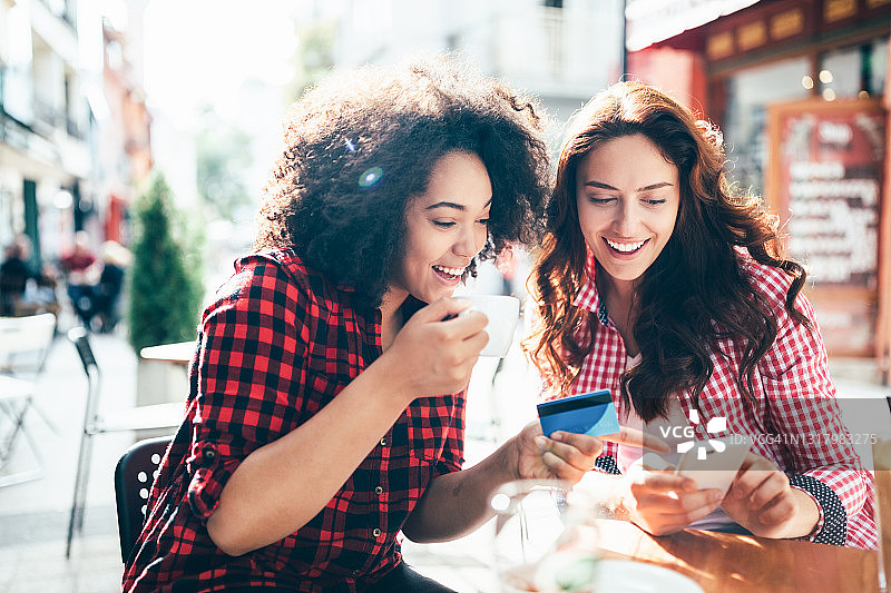 女孩喝咖啡和网上购物图片素材