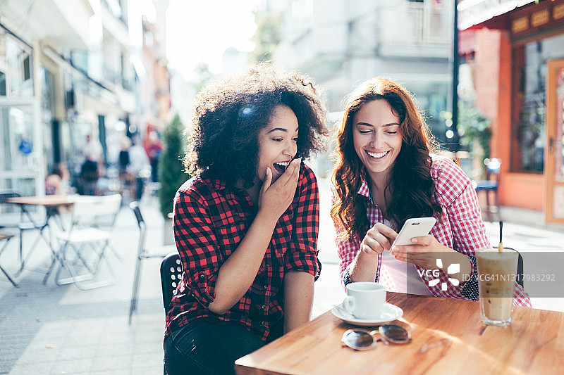 在路边咖啡馆的年轻女性图片素材