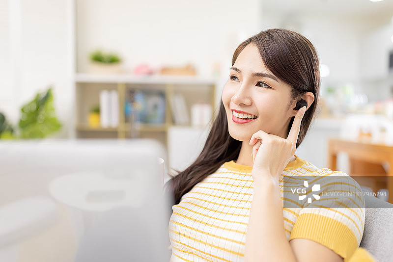 听音乐的亚洲女孩图片素材
