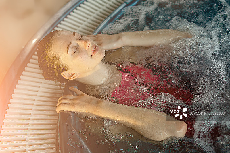 在水疗泳池中游泳的女人肖像图片素材