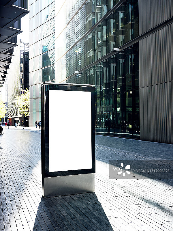 伦敦繁忙街道上的空白电子广告牌图片素材