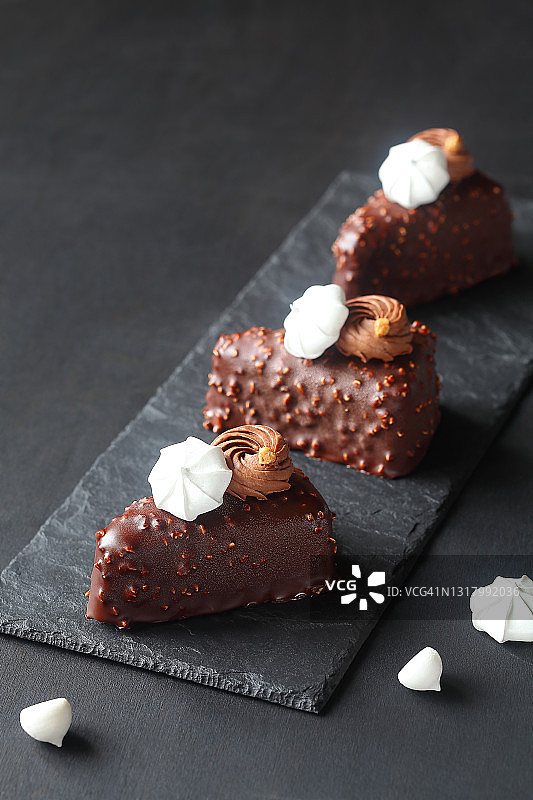 现代三角形巧克力香草慕斯蛋糕图片素材