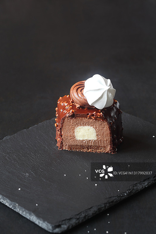现代三角形巧克力香草慕斯蛋糕图片素材
