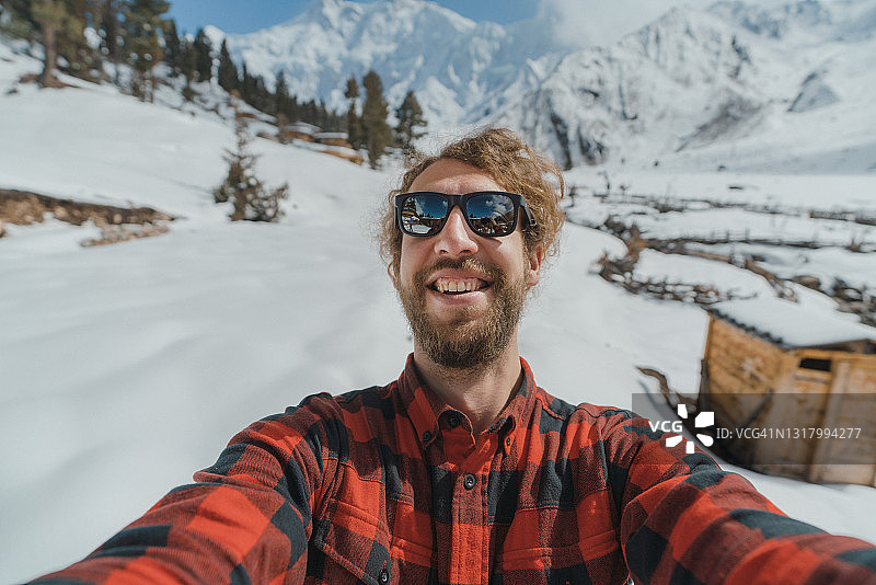 以巴基斯坦南迦帕尔巴特峰为背景的男子自拍图片素材