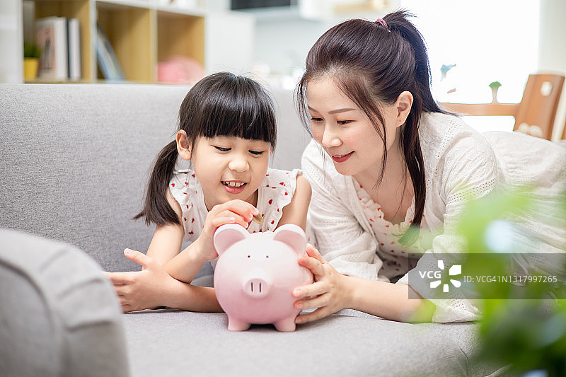 母女一起存钱图片素材