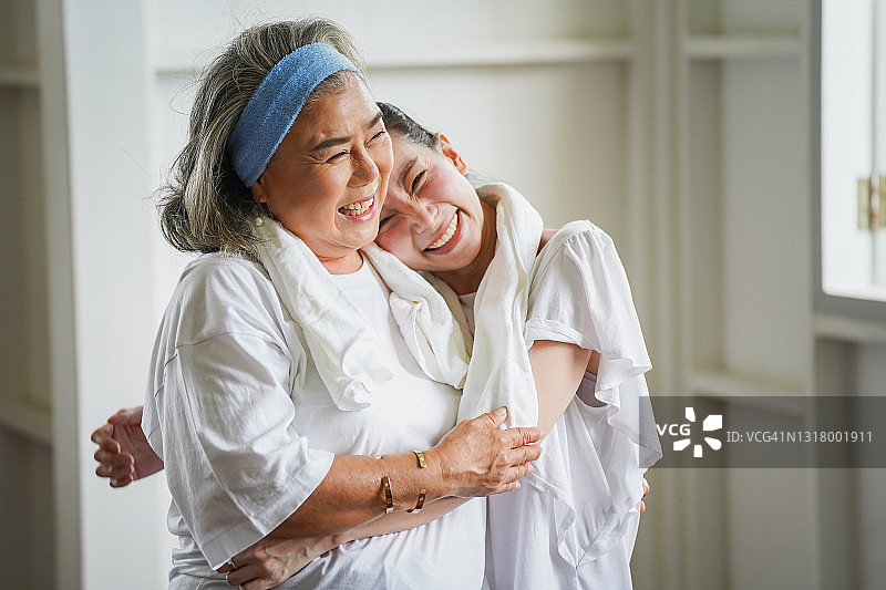 母女在家锻炼图片素材