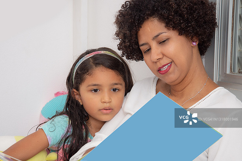 母女一起读书图片素材