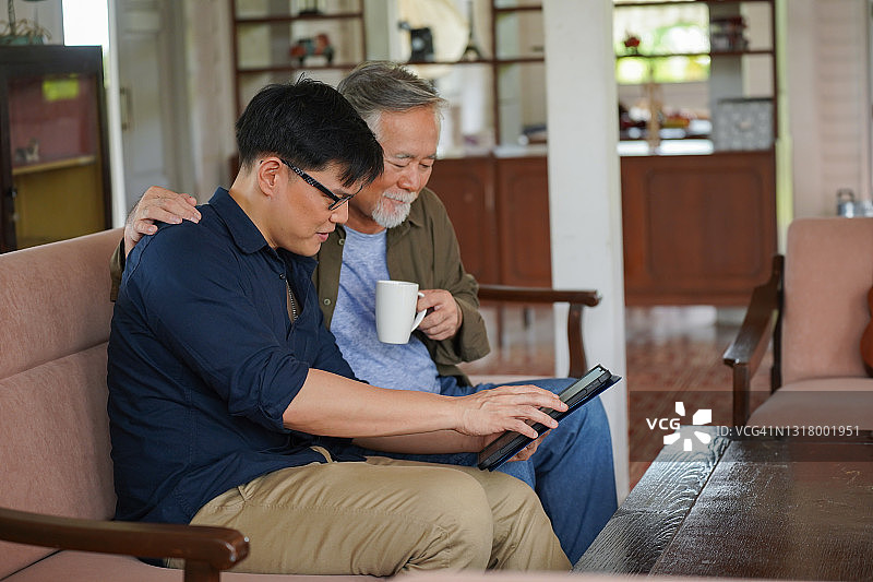 亚洲成年家庭在家关系图片素材