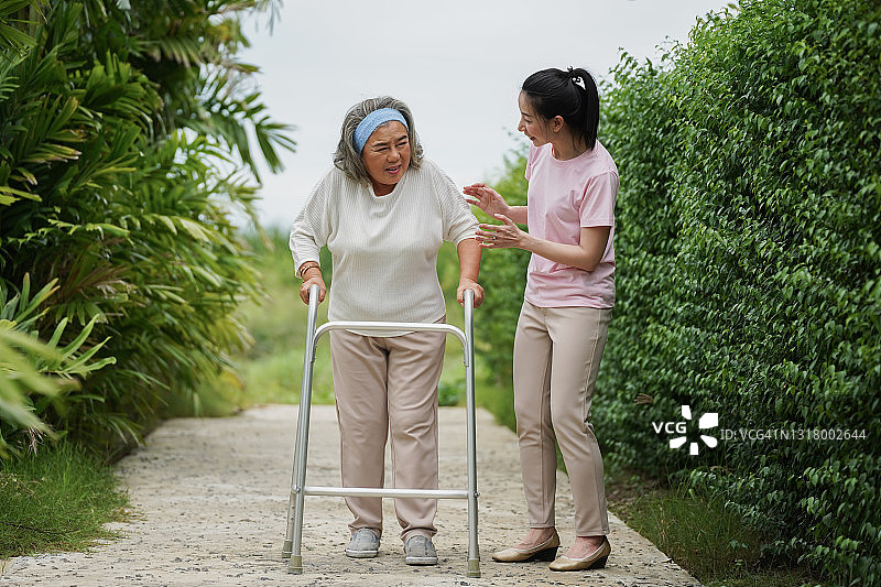 女儿帮助和支持妈妈，幸福的亚洲家庭生活图片素材