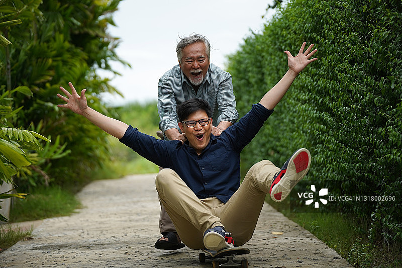 幸福时刻，亚洲户外家庭关系图片素材