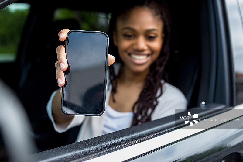 聚焦女性拿起订单的手机屏幕图片素材