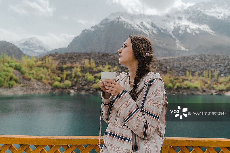 在吉尔吉特-巴尔蒂斯坦的上卡楚拉湖喝茶的女人图片素材