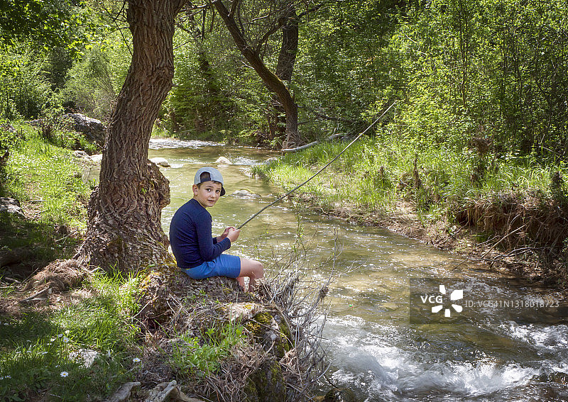小男孩拿着老式钓鱼竿图片素材