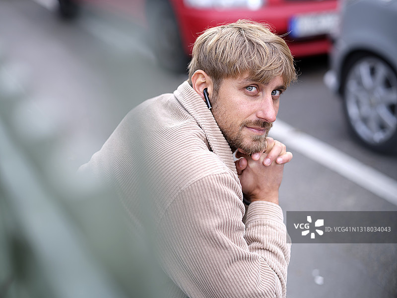 手托下巴坐在路边的男人图片素材