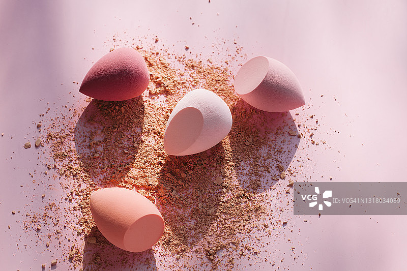 粉色背景彩色化妆海绵与化妆粉图片素材