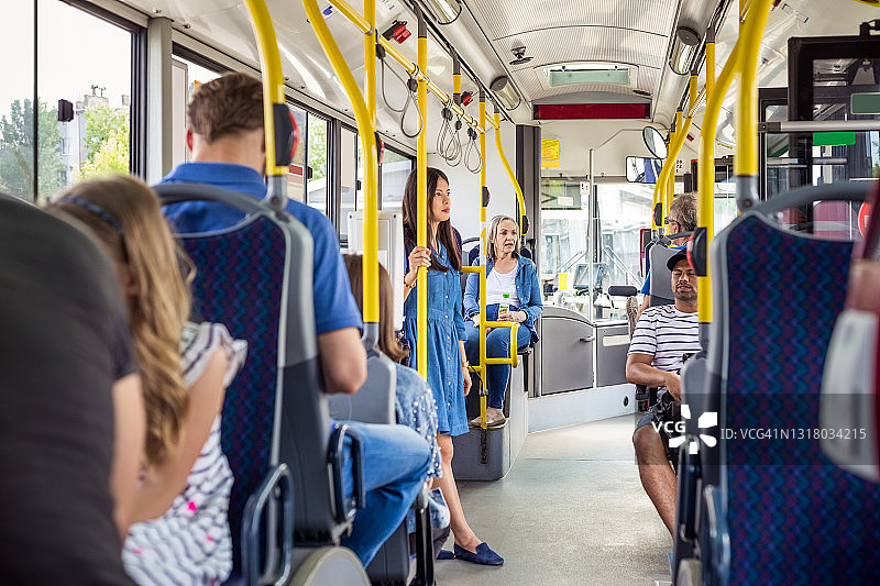 乘坐公共交通工具通勤的乘客图片素材