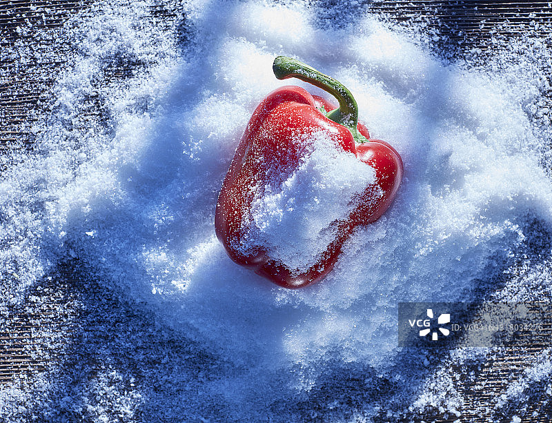 雪地里的红色甜椒图片素材