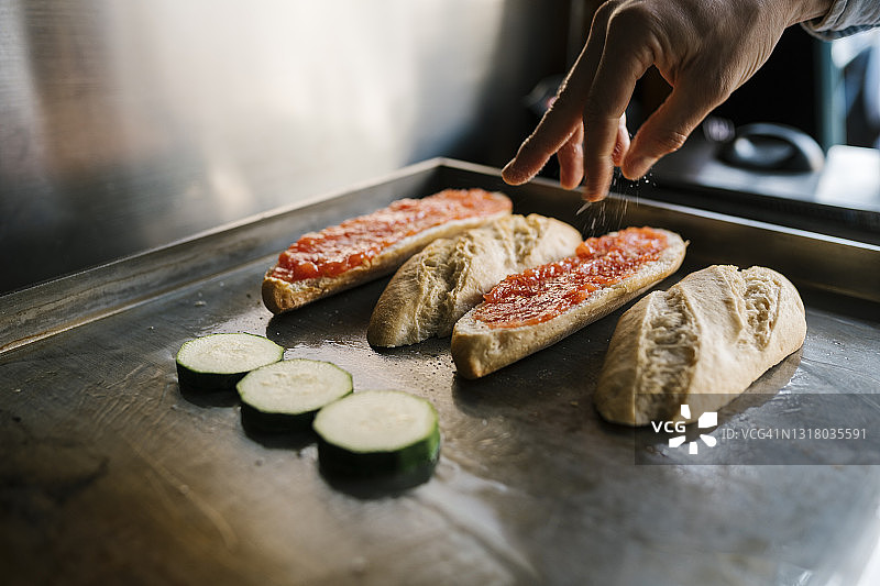 厨师在餐厅准备食物图片素材