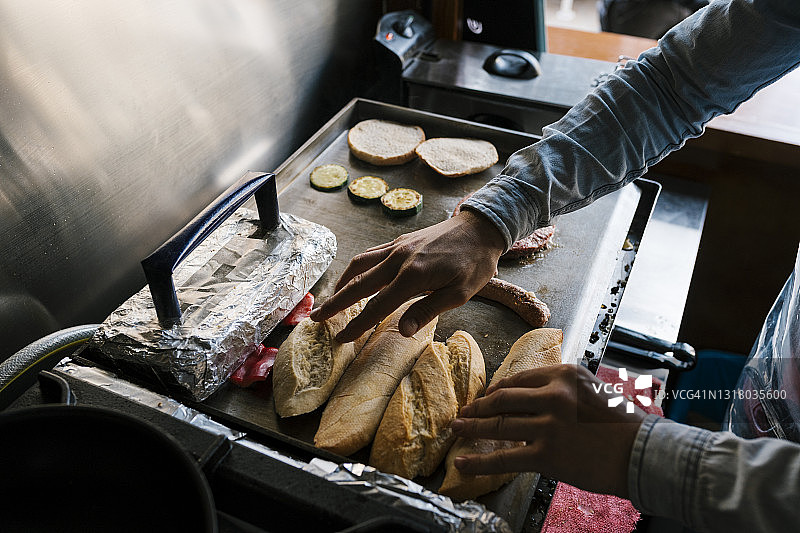厨师在餐厅的烤架上烤面包图片素材