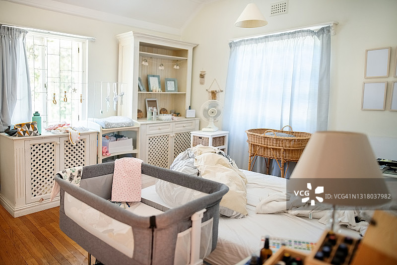 有婴儿的家庭卧室生活场景图片素材