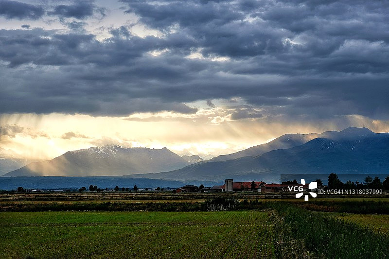 日落时分，白雪皑皑的山脉乡村风景图片素材