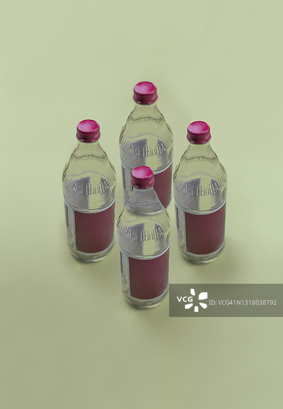 影棚拍摄：四个空的玻璃瓶图片素材