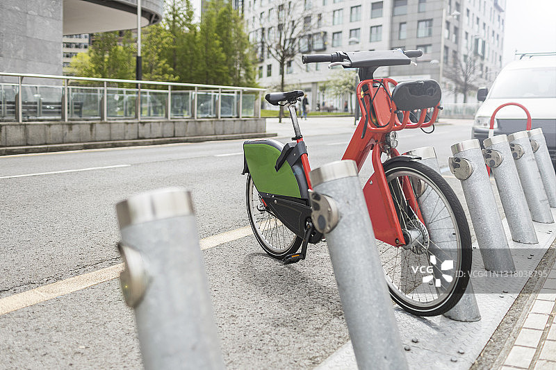 停放在城市车站的自行车图片素材