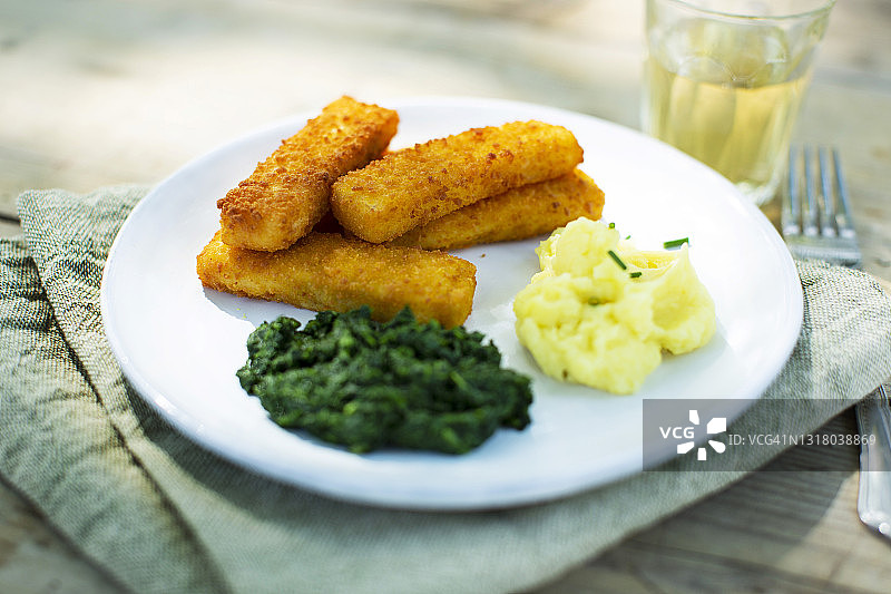 炸鱼条配土豆泥和菠菜图片素材