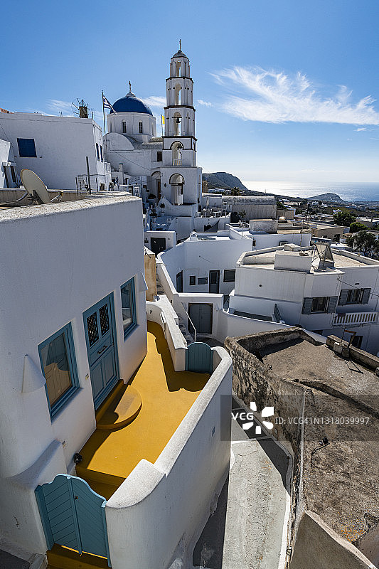 希腊圣托里尼皮尔戈斯村庄的白色房屋和教堂图片素材