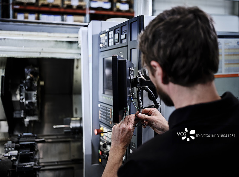 在工业中使用电气元件的工程师图片素材