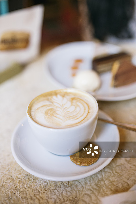 咖啡馆桌子上的咖啡图片素材