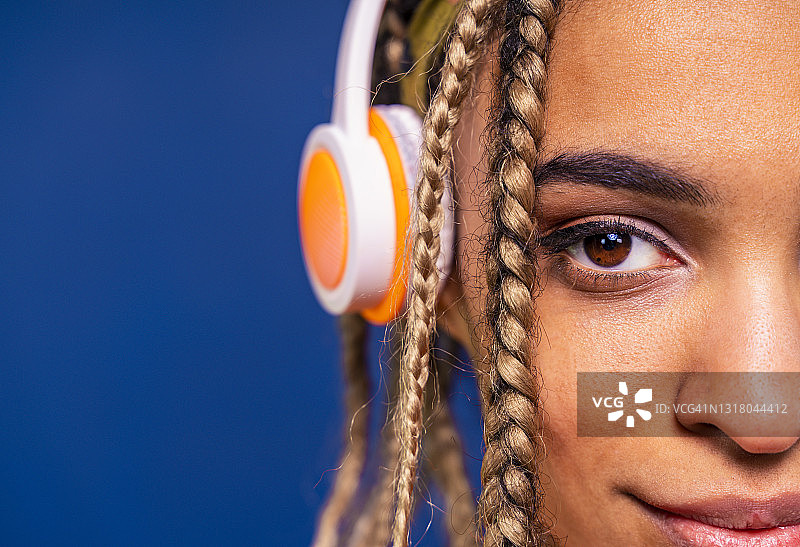 戴着耳机的微笑辫发女人图片素材