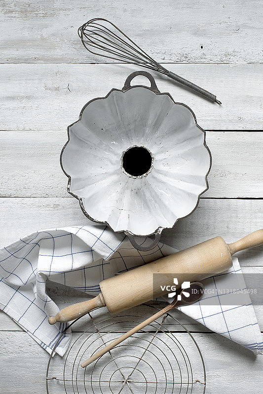 乡村木质背景上的烘焙用具图片素材