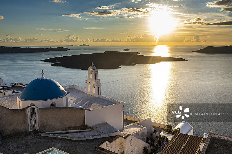 希腊圣托里尼岛费拉阿纳斯塔西东正教教堂日落爱琴海背景图片素材