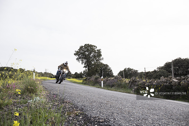 男子在路上骑摩托车图片素材