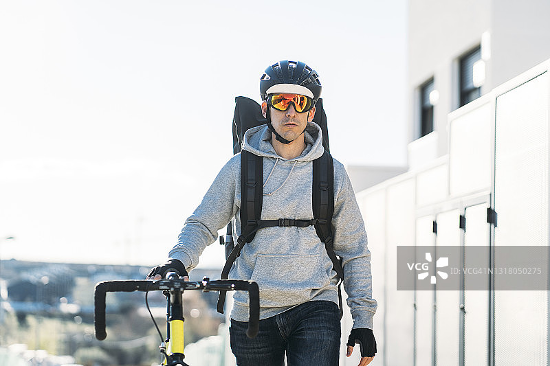 配送员在晴朗的一天骑自行车图片素材