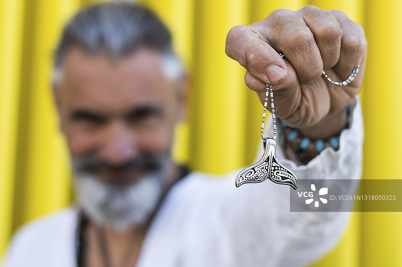 男人展示鱼尾锁骨链图片素材