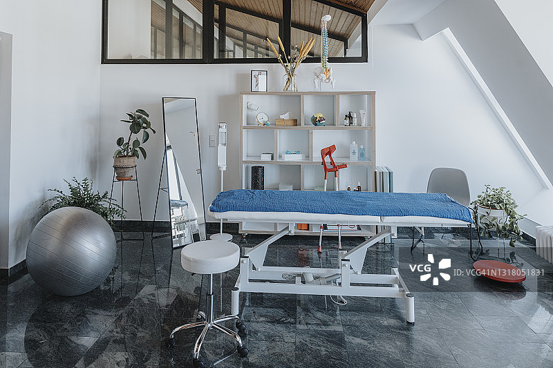 医疗实践中的健身球和按摩床图片素材