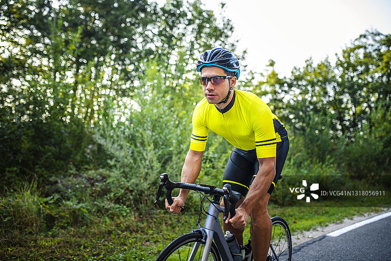 在乡下骑自行车的年轻健康骑行者图片素材