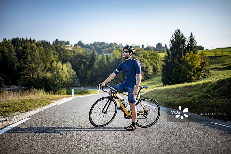 二十出头的公路骑手停下来欣赏风景图片素材