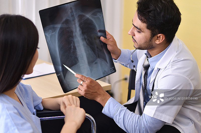 医生向患者解释肺部X光治疗结果图片素材