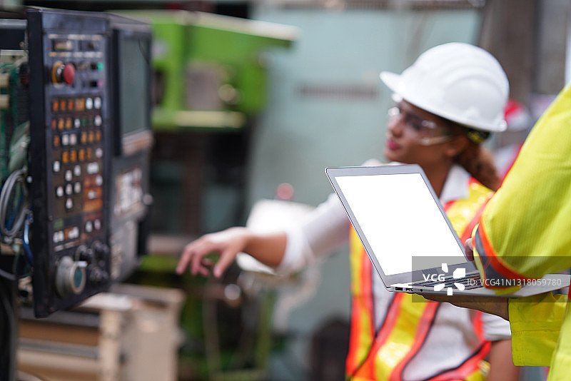 技术工人在电脑上操作数控工厂机器图片素材