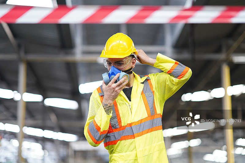 戴安全化学口罩和防护服的工厂工人肖像图片素材