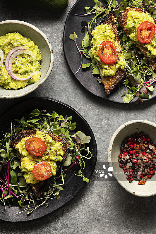 配有装饰的牛油果酱面包图片素材