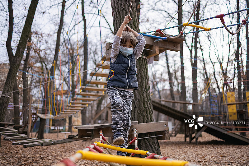 男孩完成绳索挑战图片素材