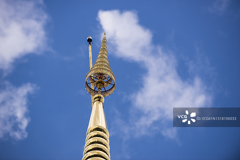 清莱府帕塔特乔姆吉提宝塔顶部的金色尖顶，泰国图片素材
