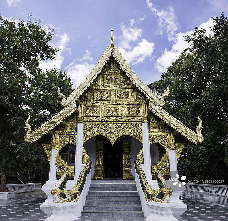 泰国清盛Chom Chaeng寺金色装饰的北部风格佛教寺庙图片素材