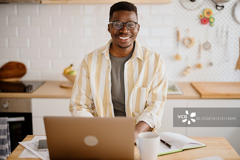 快乐微笑的非洲男人肖像图片素材